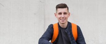 Lernender mit Fussball Lernender mit Fussball